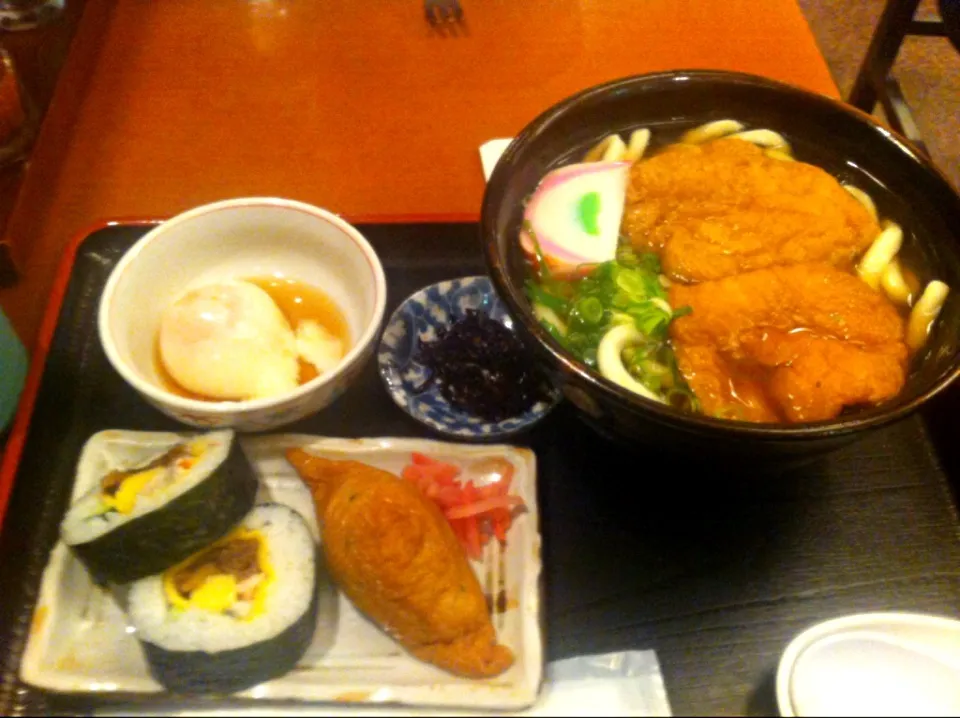 新大阪駅のうどん屋さんのきつねうどん♡|紺さん