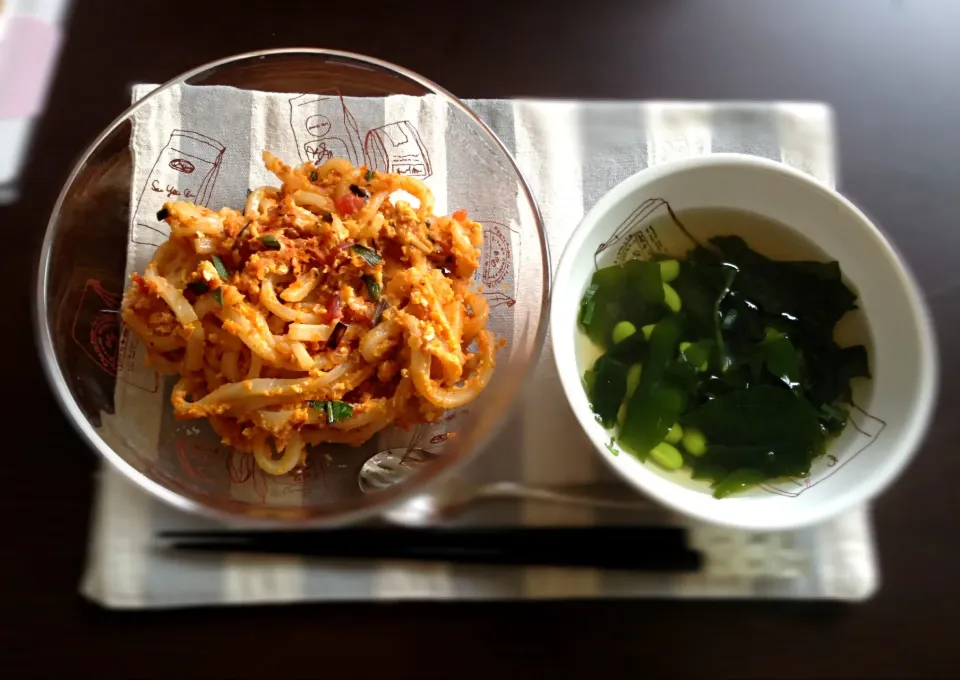 ガーリックトマトソースとチーズの焼きうどん、わかめスープ|rie.Fさん