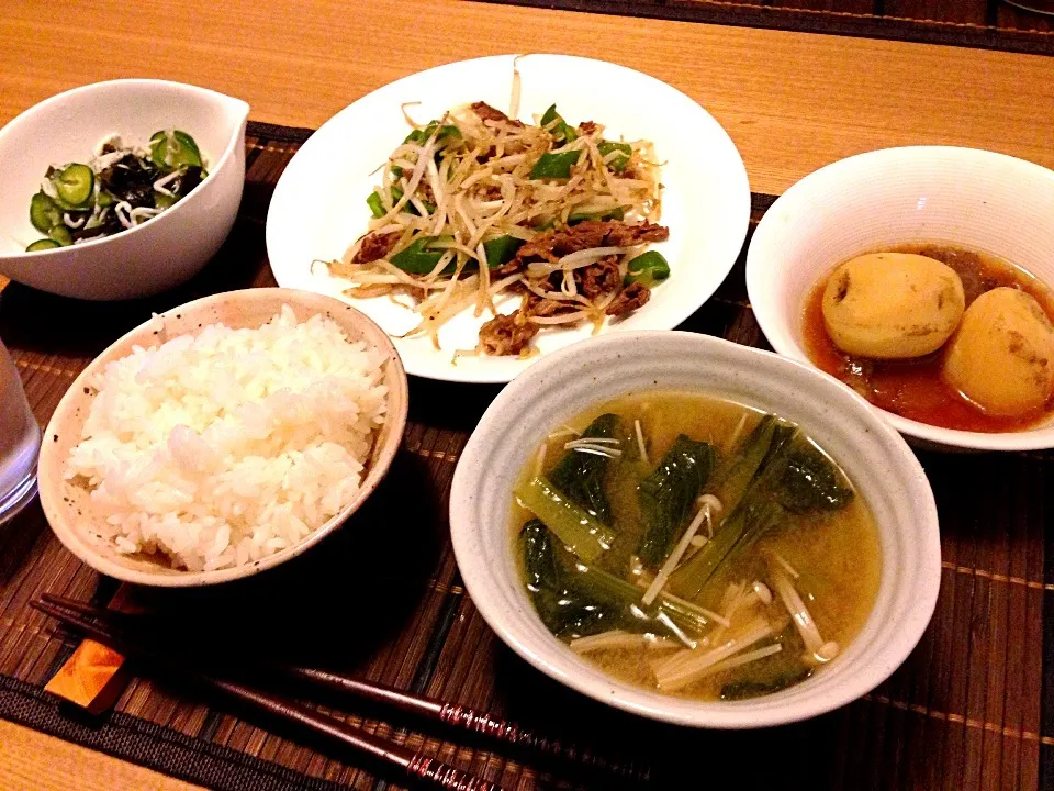 ご飯、小松菜とえのきの味噌汁、牛肉もやし炒め、ジャガイモの煮付、ワカメときゅうりの酢の物|ウサコさん