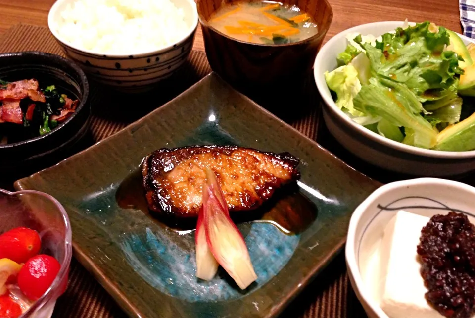 鰤の照焼き、サラダ(レタス、フリルレタス、アボカド)、ほうれん草とベーコンのソテー、肉味噌のせ冷奴、ミニトマトの蜂蜜レモン漬け、人参と玉ねぎとワカメの味噌汁、ごはん|サチさん