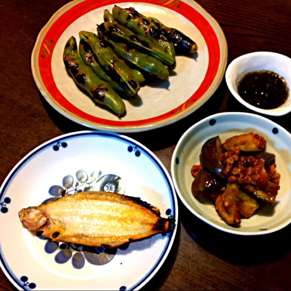 Snapdishの料理写真:笹カレイ、水ナスの肉味噌炒め、焼きそら豆、もずく酢|きりママさん