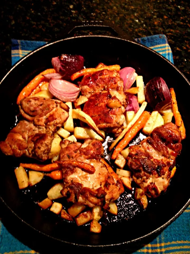 Roasted chicken thighs in a Lodge cast iron skillet, with maple glazed parsnip and Dutch carrots, red onions and potato|Kenneth Nguyenさん