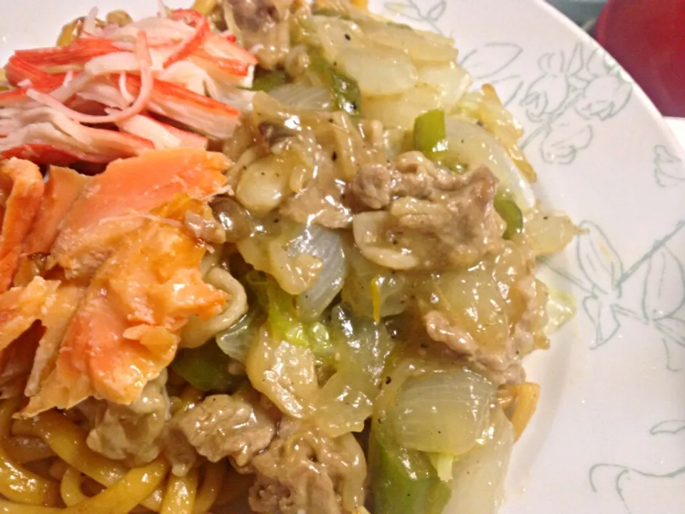 Snapdishの料理写真:醤油味の肉野菜あんかけ焼うどん カニカマと塩麹鮭をトッピング|shenhuaさん