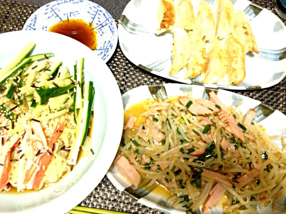 #夕飯 胡麻油ネギもやしチャーシュー、餃子、冷やしラーメン(キュウリ カニカマのせ)。|ms903さん