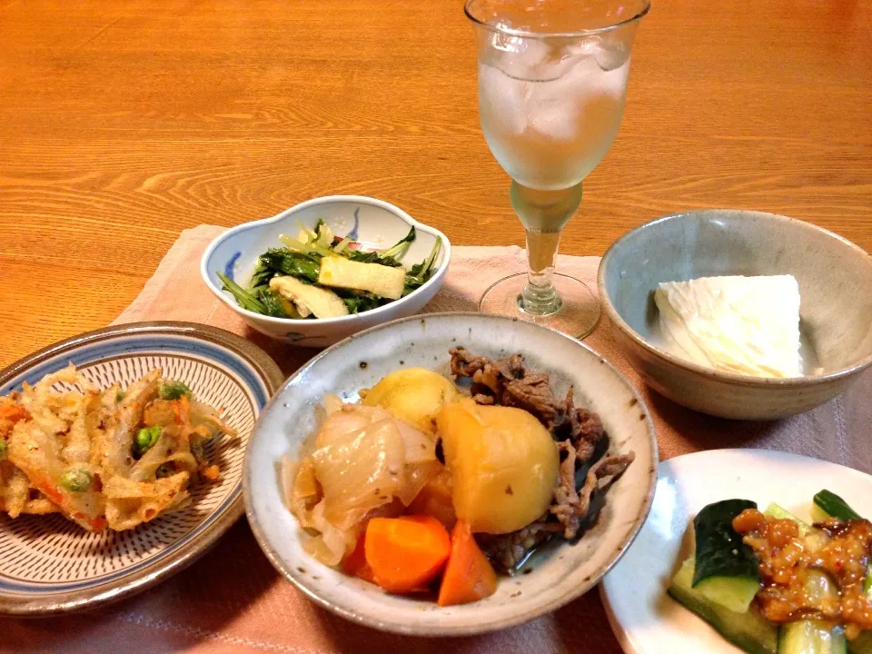 肉じゃが  湯葉とうふ  水菜の卵とじ  グリーンピースのかき揚げ  もろきゅう|家飲みさん