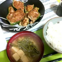 Snapdishの料理写真:ピーマンの肉詰めとわらびの味噌汁|sigiさん