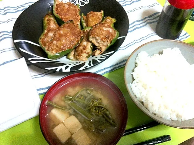 Snapdishの料理写真:ピーマンの肉詰めとわらびの味噌汁|sigiさん