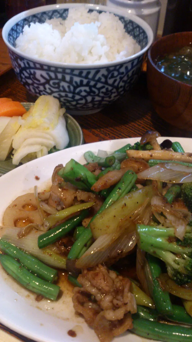 【駒場東大前 菱田屋】日替わり定食(豚肉とブロッコリー炒め)|うめロクさん