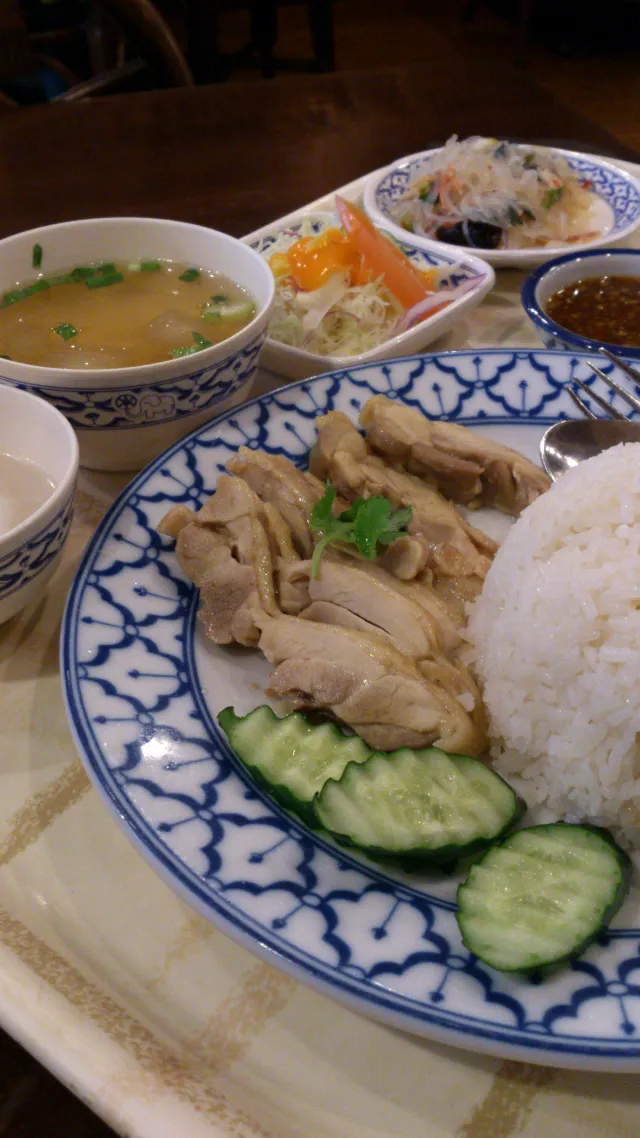 【チャオタイ 渋谷店】蒸し鶏御飯の定食|うめロクさん