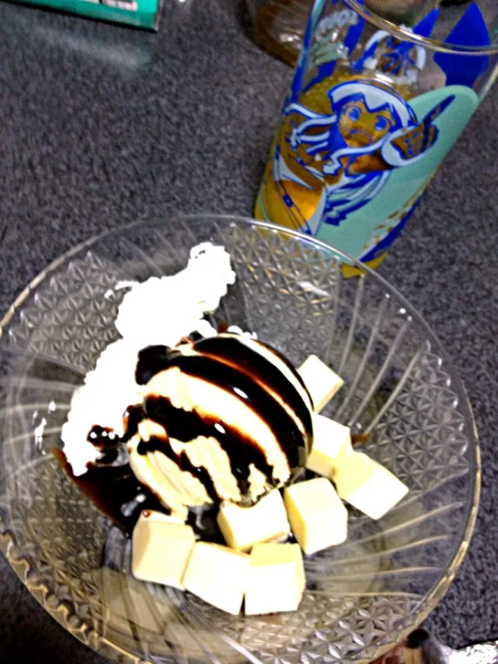 Snapdishの料理写真:#夜おやつ バニラアイス生クリームチョコレートかけ&チーズを混ぜ食い！|ms903さん