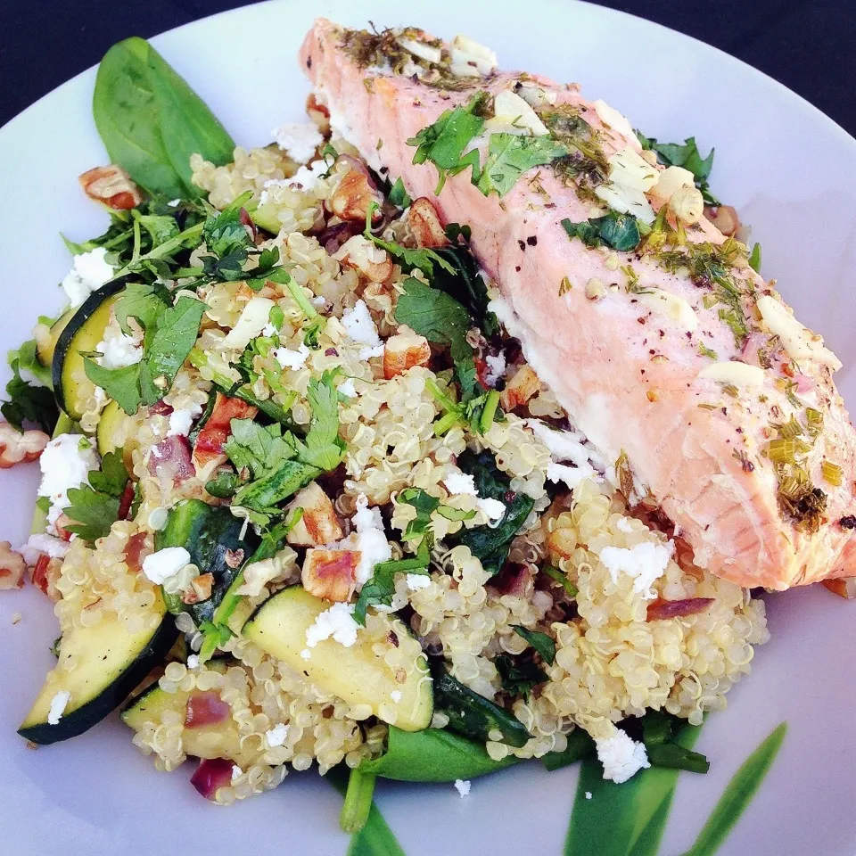 Quinoa spinach zucchini salad with salmon filet|Rianneさん