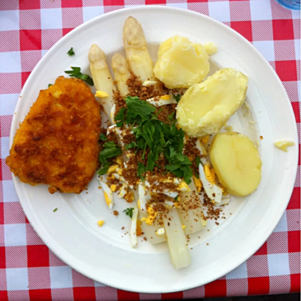 Asperges met kipschnitzel en gekookte aardappels|petitさん