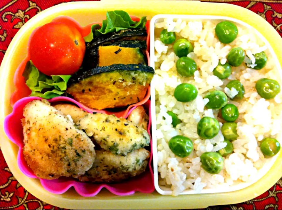 Snapdishの料理写真:グリンピースご飯と鶏ささみの磯辺揚げ弁当|もえさん