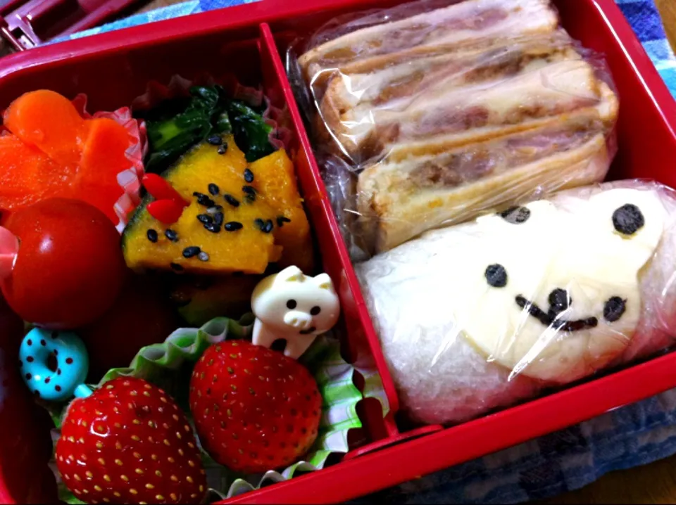 卵サンドとたまねぎとベーコンのホットサンド弁当、うさぎ付き🐰|hanaさん