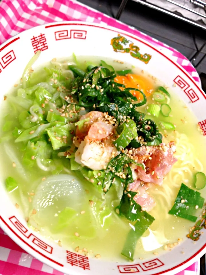 サッポロ一番塩ラーメン。野菜たっぷりプラス海老と生ハム|ハルさん