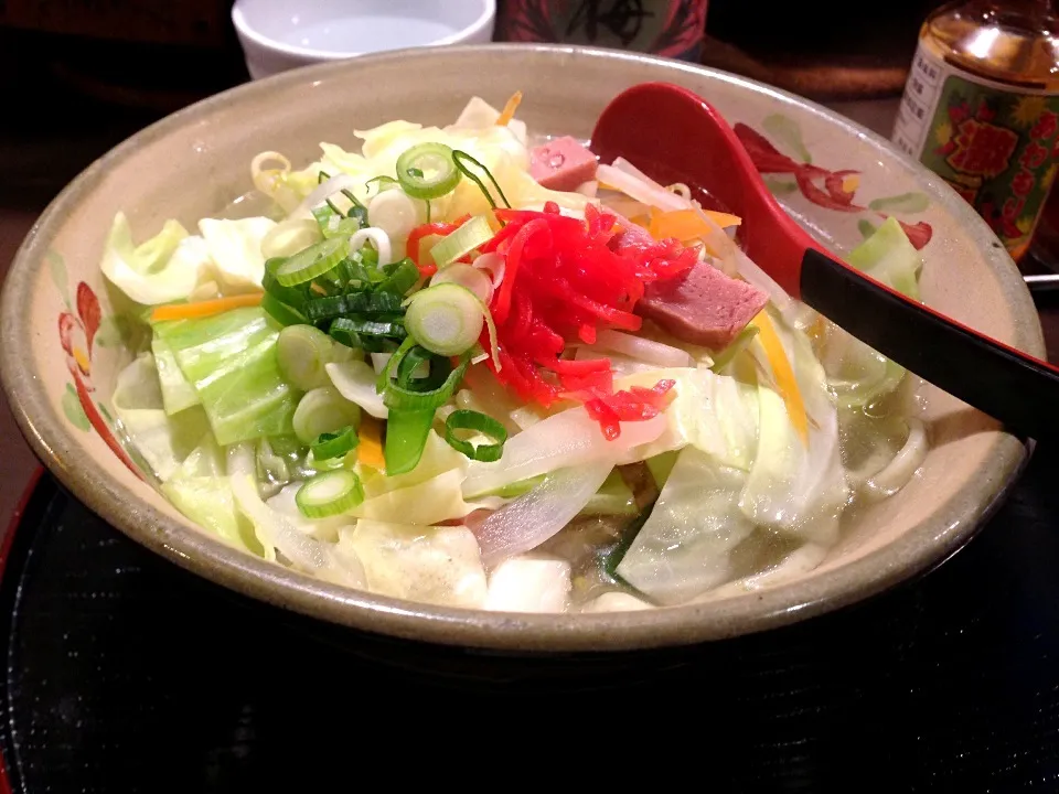 チャンプルーそば。沖縄そばの上に野菜とランチョンミートの炒め物がどっさり。|liccaさん