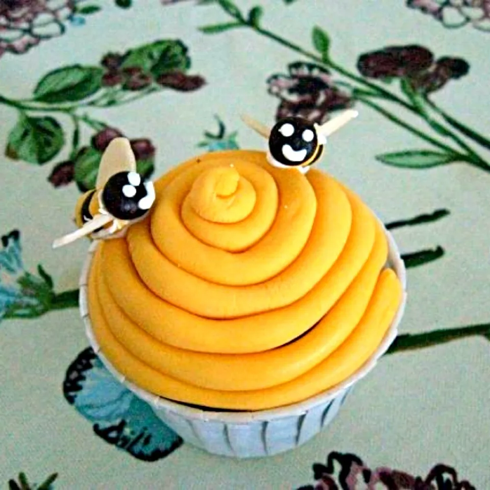 Bumble Bee Cupcake|Debbieさん