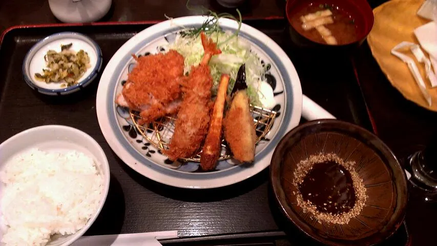 エビフライととんかつのランチ|まぐろさん