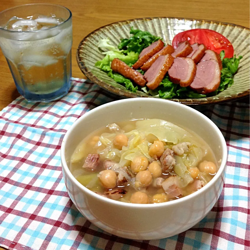 【今夜のウチご飯】スモーク鴨の炙り，ガルバンゾとキャベツとベーコンの煮込み，ご飯。お供は，ハイボール。うまうま〜|takuya KAWANOさん