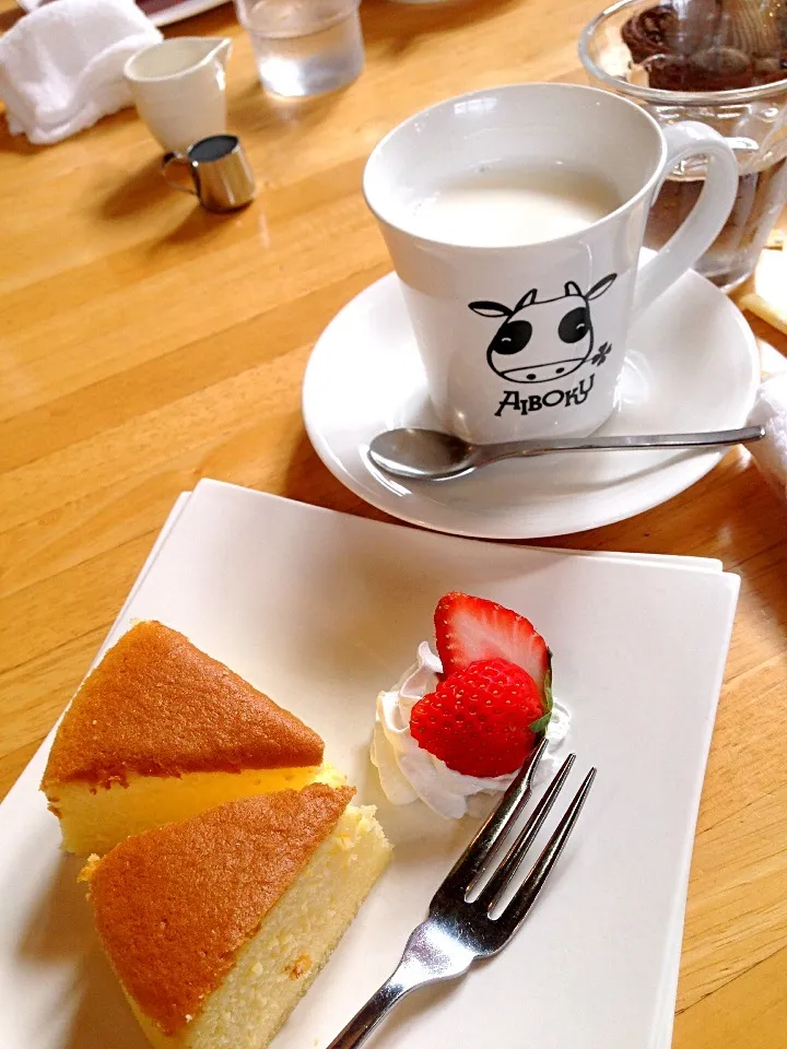 Snapdishの料理写真:チーズケーキ＆ホットミルク♡|yoshieさん