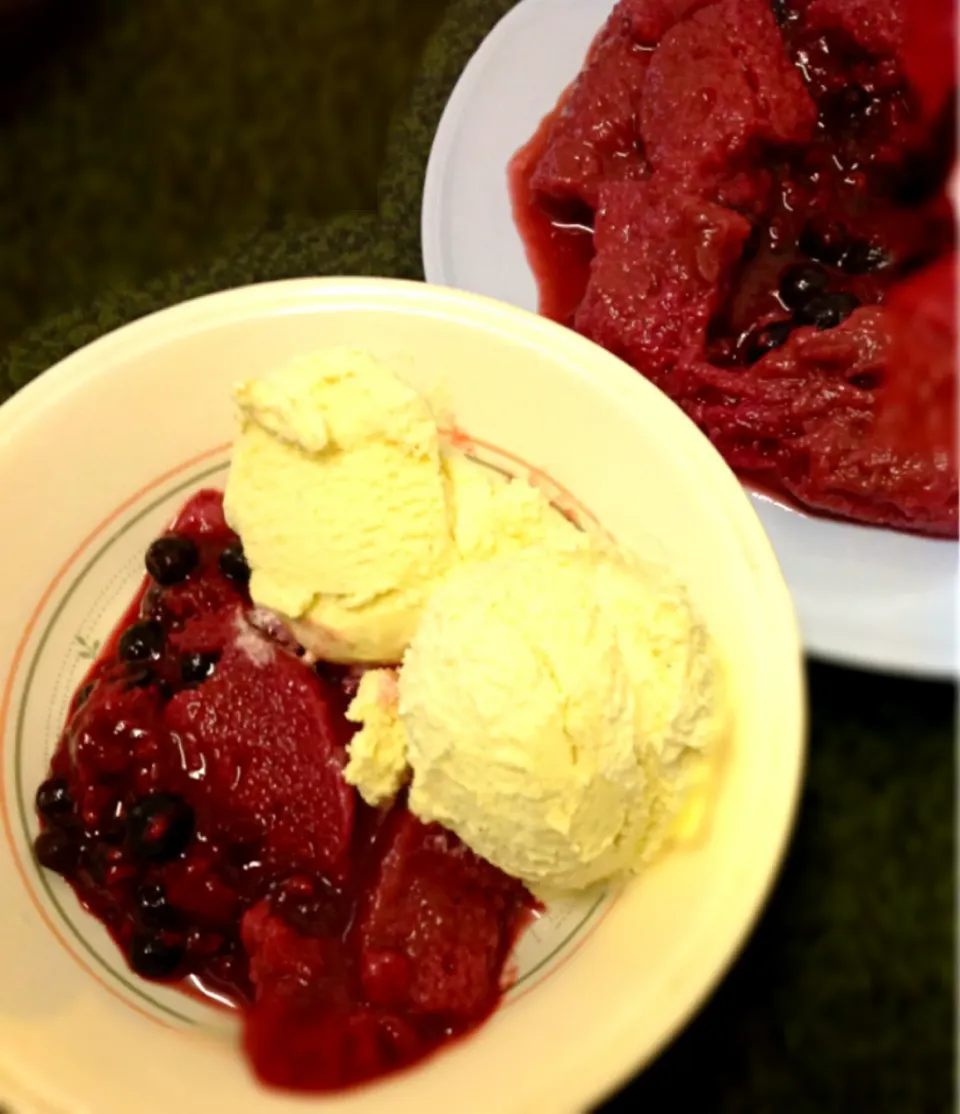 Summer Pudding & Vanilla Ice cream.  イギリス夏のデザート(ブルーベリー、ラズベリー、クランベリー、ブラックベリー入り)サマーケーキとバニラアイス|ずきみくさん