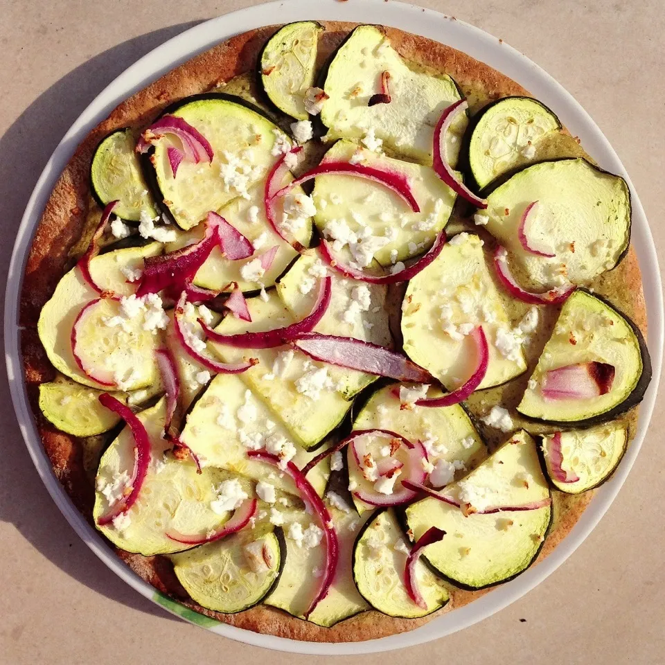 Whole wheat humus zucchini pizza with red onion and crumbled feta|Rianneさん