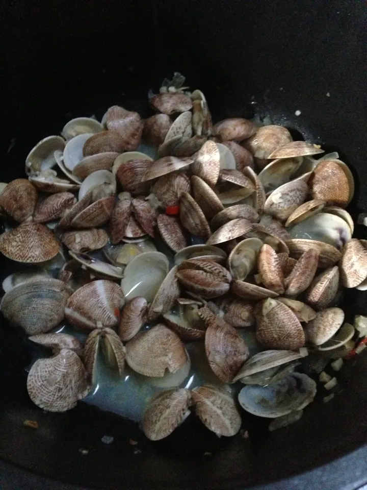 Clams cooked in white wine.|Cynthiaさん