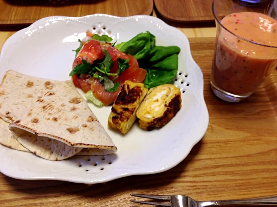 Snapdishの料理写真:朝餉。 サラダ菜とサーモンとトマトを巻き巻き♪  今朝のジュースはトマト、キウイ、バナナ、オレンジ、ヨーグルト、パプリカ|Ozzyさん