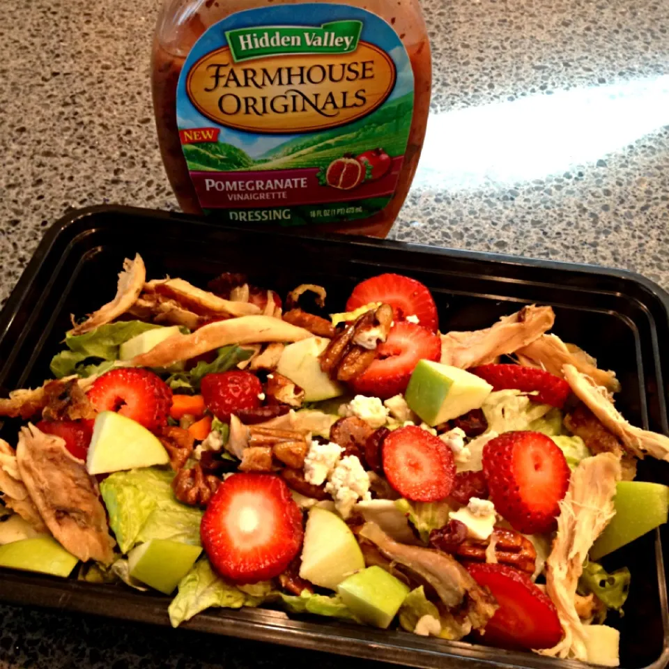 Apple/strawberry pecan chicken salad (w/pomegranate vinaigrette)|Soniraさん