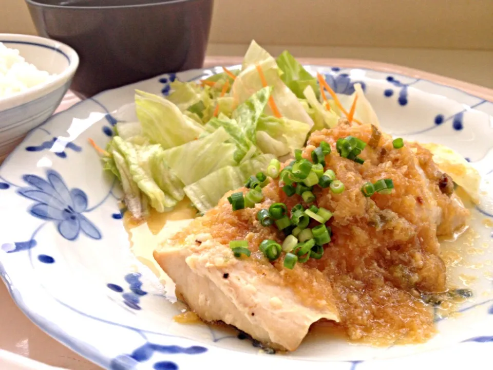 Snapdishの料理写真:今日の社食は鶏ムネ肉のネギおろしソース。440円。|ルーア・ブランカさん