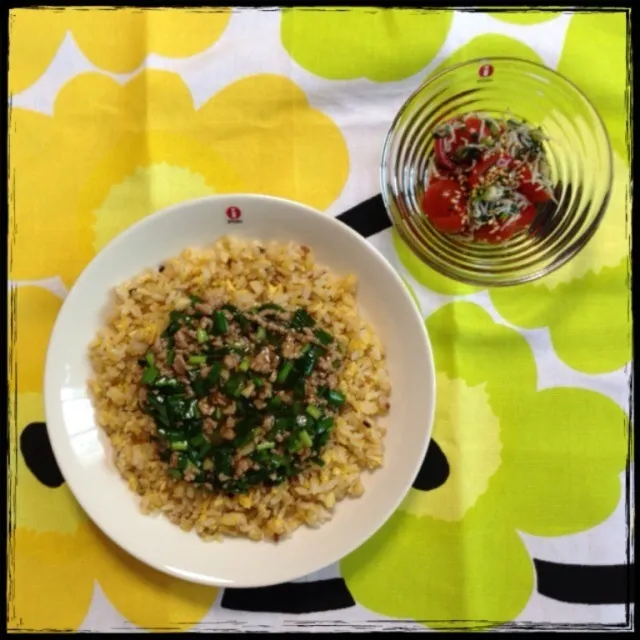 ピリ辛ニラあんかけチャーハン♥トマトとしらすのねぎポンサラダ♥|あやかさん