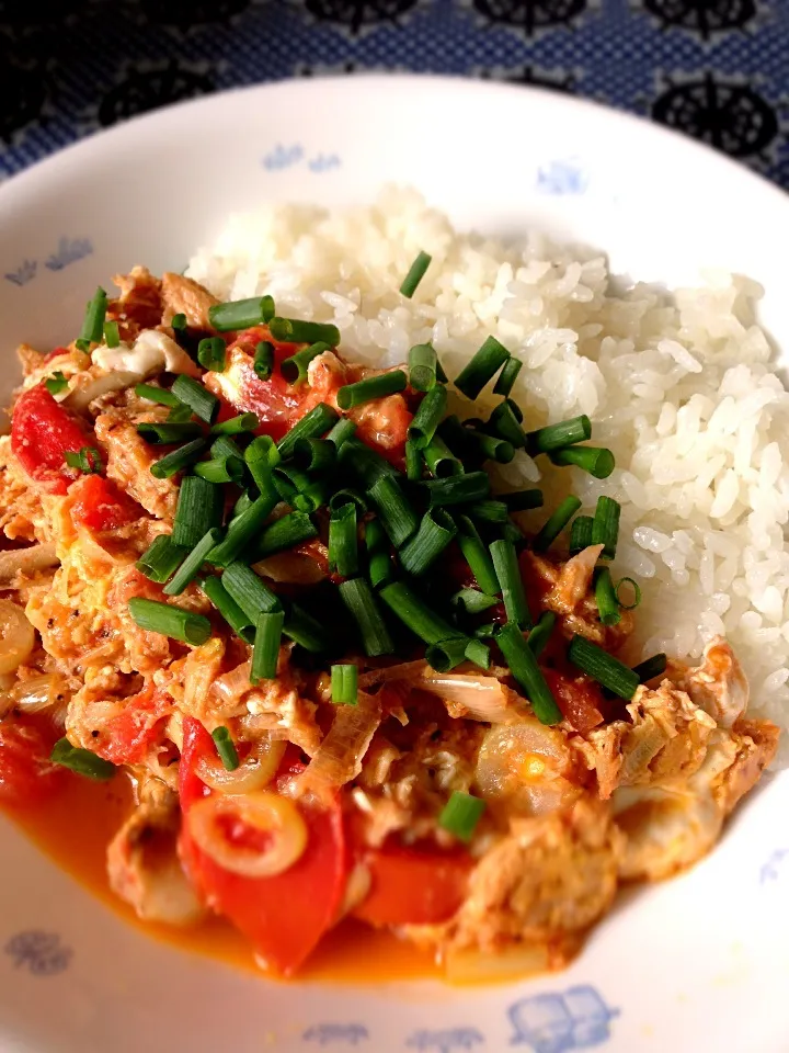 Snapdishの料理写真:ツナ玉トマト丼|カザラさん