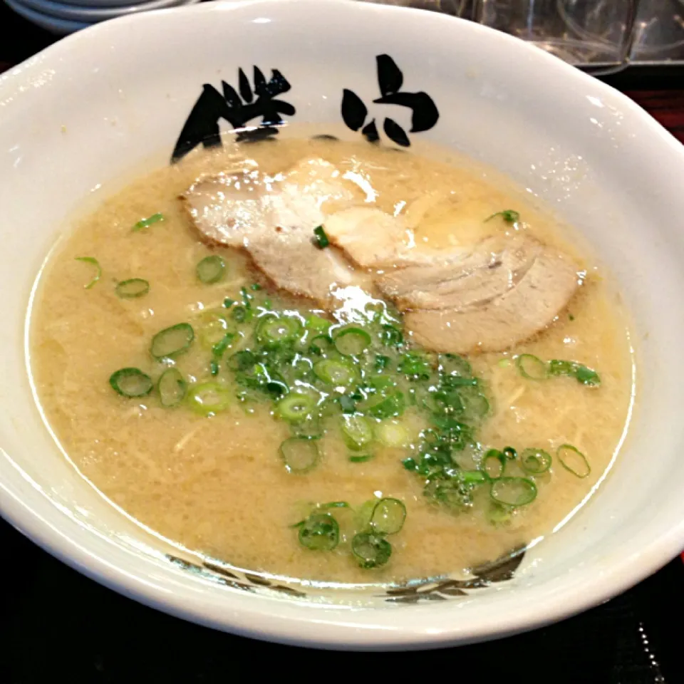 Snapdishの料理写真:とんこつラーメン|Yas Nakさん