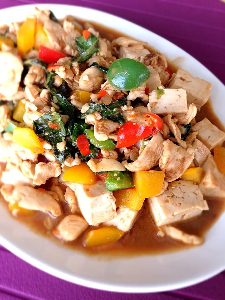 Thai Stir Fried Chicken and Tofu with Basil ผัดกระเพราไก่ใส่เต้าหู้ อร่อยมาก 😋|Pat Zaaさん