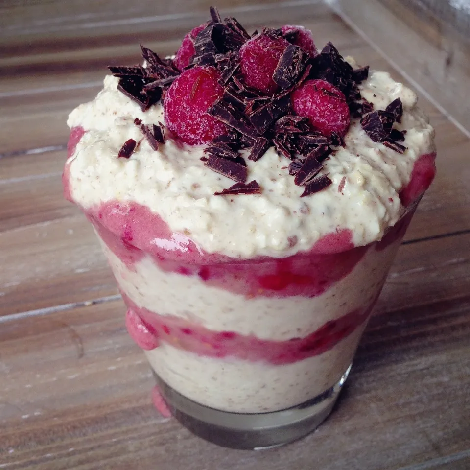 Overnight peanut butter oatmeal and banana raspberry soft serve parfait|Rianneさん