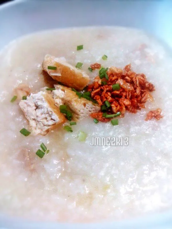 Snapdishの料理写真:rice porridge with fried tofu and fried garlic!|jela esperanzaさん