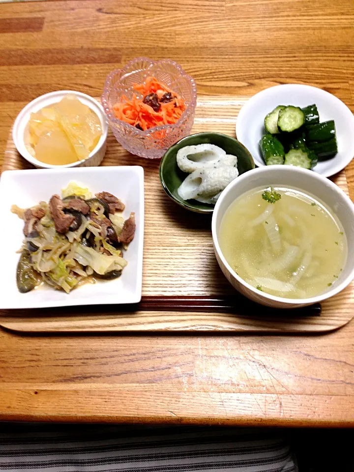 Snapdishの料理写真:夕食 野菜炒めと常備菜、玉ねぎスープ|かずよさん