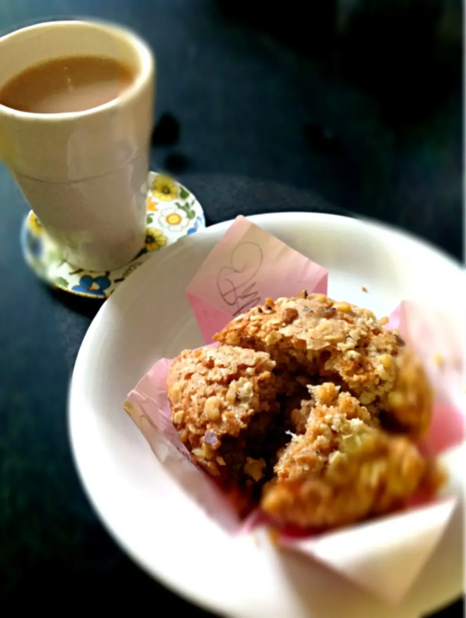 Spiced seeded whole meal muffin with Earl Grey tea. シナモンとシードたっぷりの全粒粉マフィン、ヘルシーで美味しいよ。|ずきみくさん