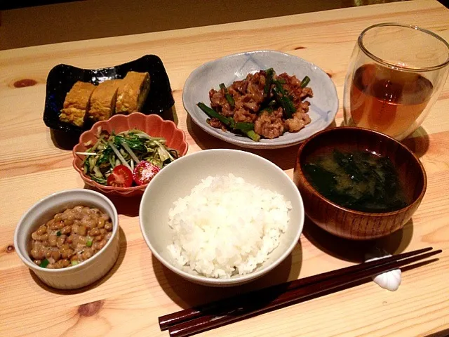 牛肉とにんにくの芽炒め キャベツ入りだし巻卵 水菜と切昆布の浅漬け 納豆 わかめの味噌汁|raihinaさん