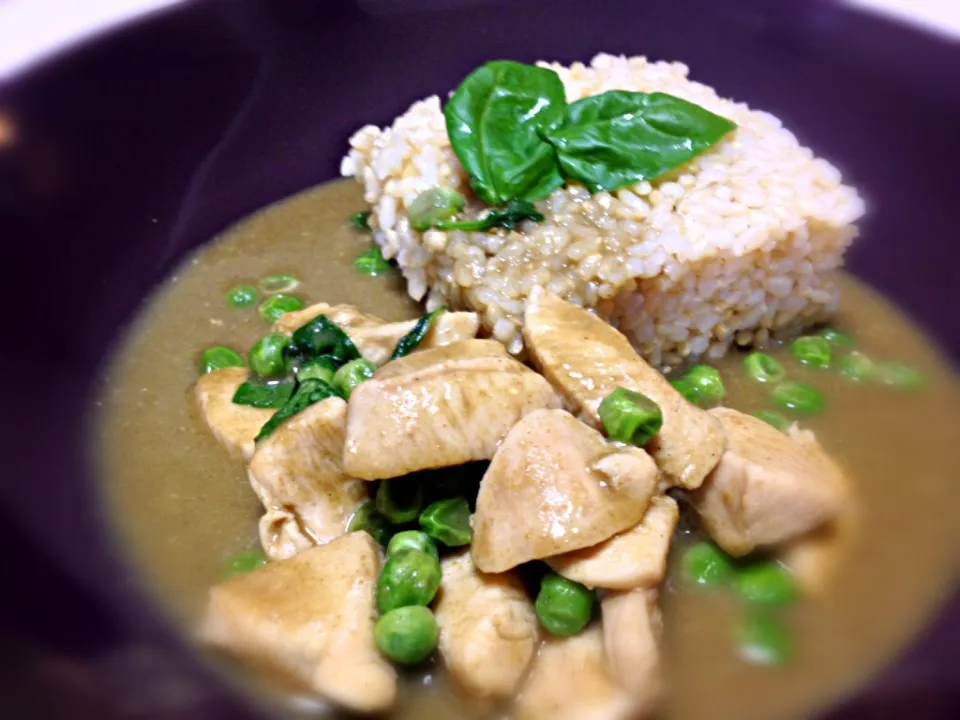 Snapdishの料理写真:Thai chicken curry with brown rice - maybe not authentic but tasty :)|6畳フィットネスさん