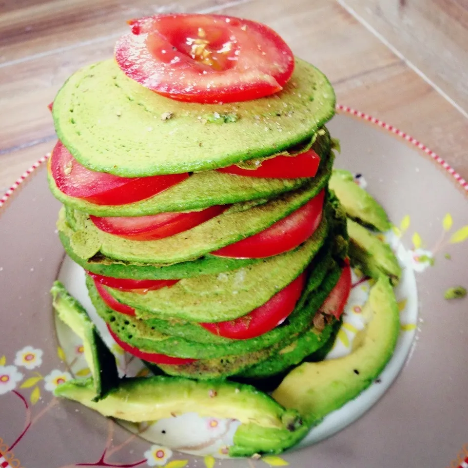 Whole wheat spinach pancakes with tomato and avocado|Rianneさん