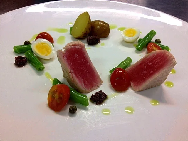 Salad nicoise (pan seared tuna with potato, beans, tomatoes and quail eggs)|Angie Yapさん