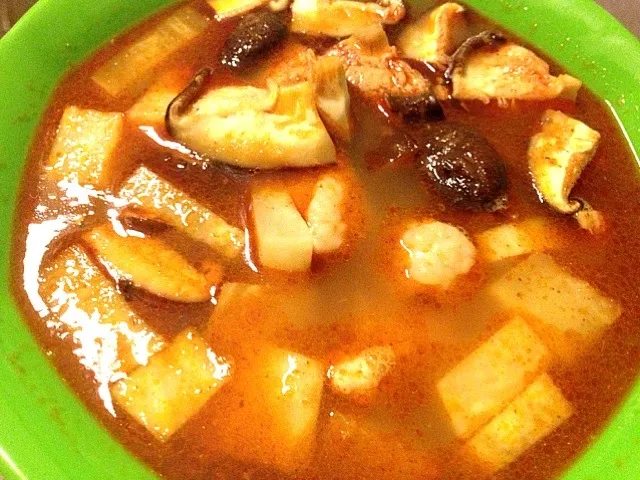 Tom yam soup with chicken, daikon and mushrooms|Ong Sor Fernさん