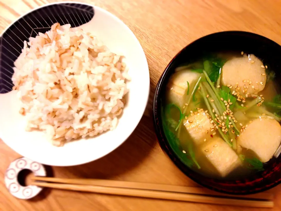 Snapdishの料理写真:押麦御飯、水菜とお麩の味噌汁|ユキさん