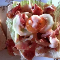 bacon sandwich with tomato lettuce and cheese in salad dressing|queenvenzieさん