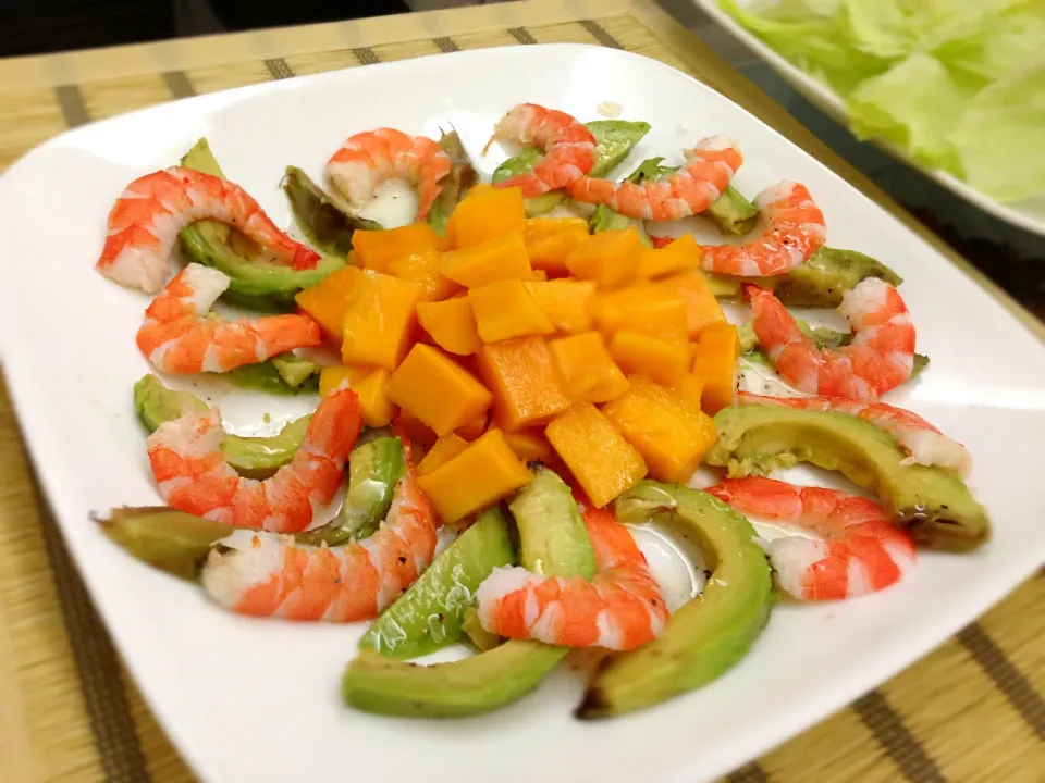 Avocado Mango Salad with Prawns|tira misuさん