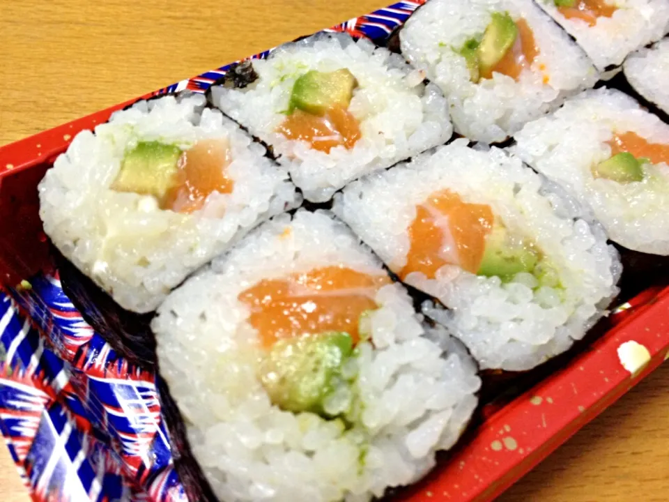 Snapdishの料理写真:Salmon Avocado Maki|I make food look good. 😎さん