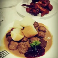 Snapdishの料理写真:IKEA- meat ball & chicken wings •SG|minming'sさん