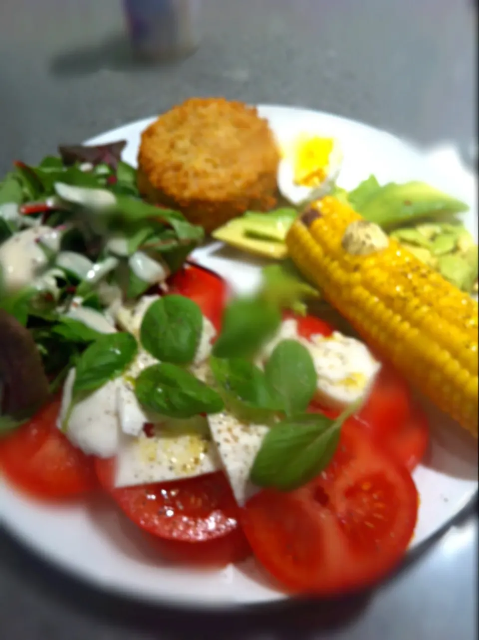 Vegetable burger, corn on the cob, salad leaves, avacado, egg, tomato, basil, olive oil and dressing!  Yummy!|🍓Jolejo🍓さん