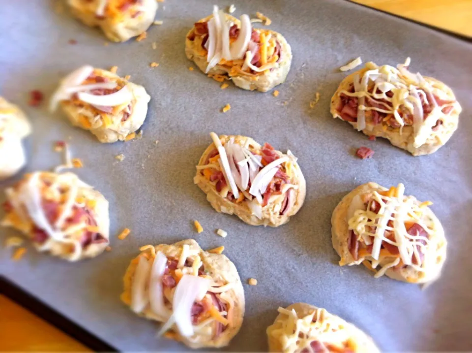 Variety of the crusty cheese bread, ready to bake!   さつま揚げ風味パン、日式ハムロールバージョン( ´ ▽ ` )ﾉ|mamakumiさん